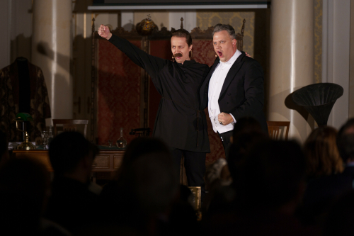 В Казанской ратуше показали музыкально-литературный спектакль «Два огромных человека»