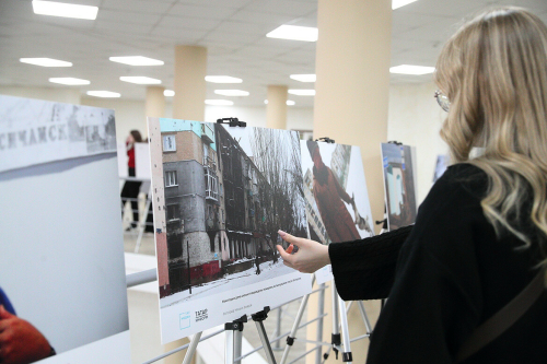 В КФУ открылась выставка Михаила Захарова о жизни прифронтовых городов
