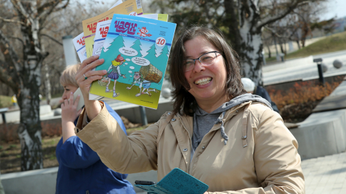 На Фестивальном бульваре открылась опен-эйр выставка карикатур «Смех сквозь годы»