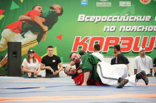 На спортивной площадке Сабантуя в Астрахани прошли всероссийские соревнования по борьбе на поясах