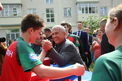 Раис Татарстана посетил Праздник двора в Дербышках в День защиты детей