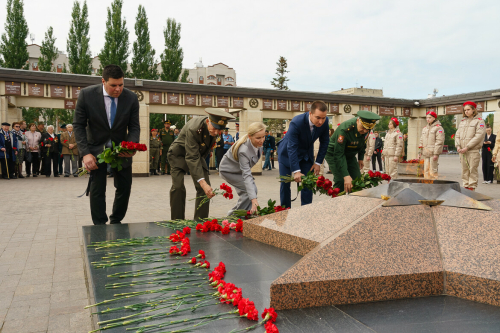 В парке Победы возложили цветы к Вечному огню
