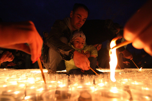 «Огненные картины войны»: в Казани свечами выложили изображения танков