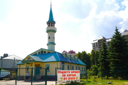 В казанской мечети «Гадель» проходит обряд жертвоприношения в честь Курбан-байрама