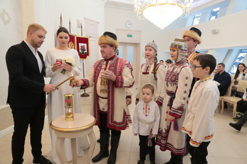 Семейный огонь передали в Казани восьми регионам ПФО