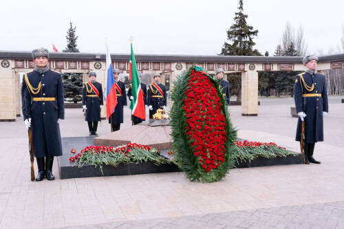В Казани в честь Дня Героев Отечества возложили цветы к Вечному огню в парке Победы