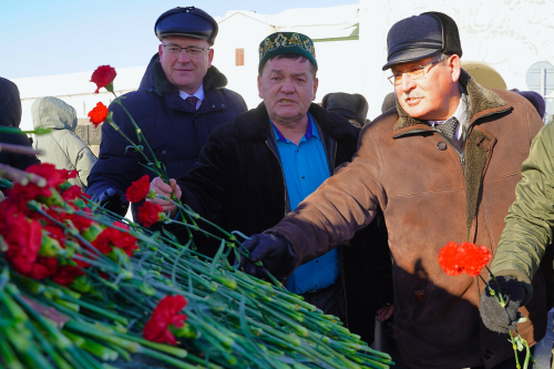 В Казани возложили цветы к памятнику Мусе Джалилю