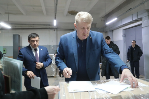 Глава ЦИК РТ принял участие в передаче из типографии бюллетеней для выборов президента РФ в ТИК республики