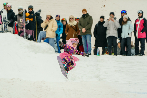 Фестиваль «Крутой спуск» собрал сноубордистов и лыжников у Казанского Кремля