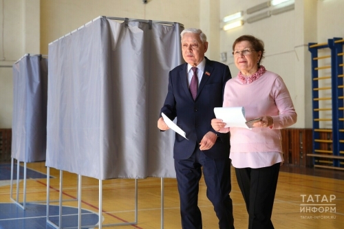 Фарид Мухаметшин с супругой проголосовали на выборах Президента РФ