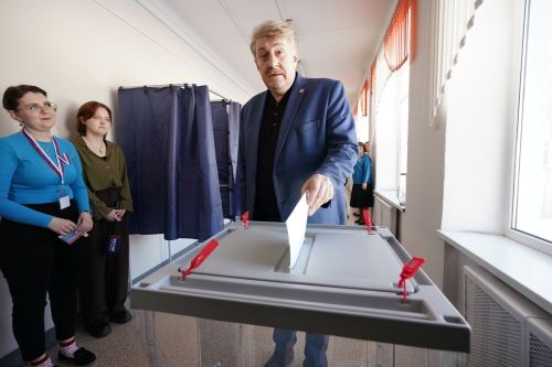 Андрей Кондратьев проголосовал в гимназии № 75