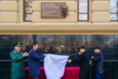На фасаде Казанского аграрного университета установили мемориальную доску в честь Ахмадуллы Газизуллина