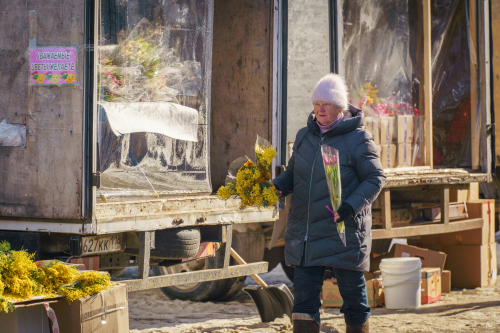 Перед 8 Марта рынки Казани заполонили люди в поисках самых красивых букетов