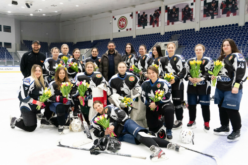 Данис Зарипов  поздравил с 8 Марта женскую хоккейную команду «Форвард»