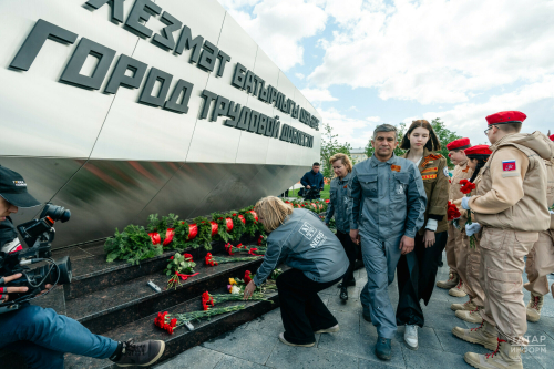 Почетные гости и ветераны ввозложили цветы к стелле «Казань – город трудовой доблести»