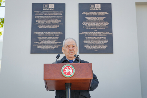 На здании обсерватории КФУ открыли памятную табличку в честь включения объектов университета в список ЮНЕСКО