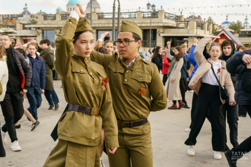 На Кремлевской набережной прошла традиционная акция «Вальс Победы»