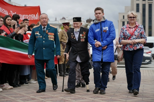 Торжественная встреча ветеранов-участников ВОВ с молодежью прошла на площади у Театра оперы и балета