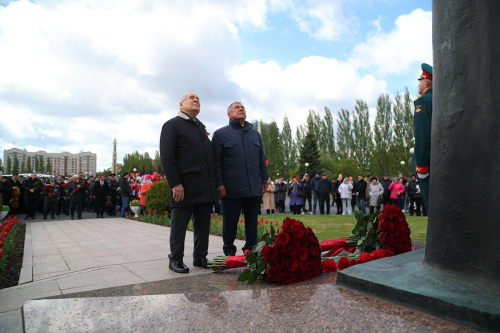 В казанском парке Победы Рустам Минниханов возложил цветы к вечному огню