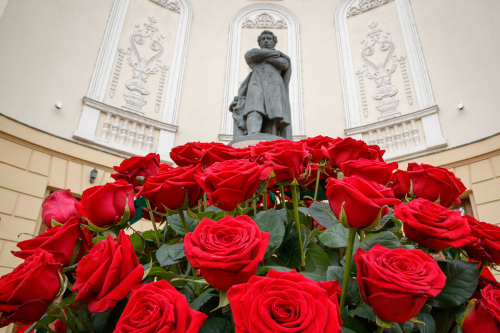 Шаймиев и Мухаметшин возложили цветы к памятнику Пушкину в Казани