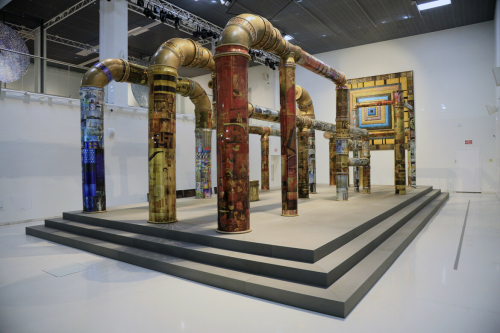 Монтаж выставки произведений современного искусства из коллекции мозаики Исмаила Ахметова