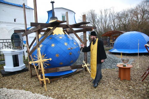 В Соловцово на Храм Смоленской иконы Божией Матери установили новые купола