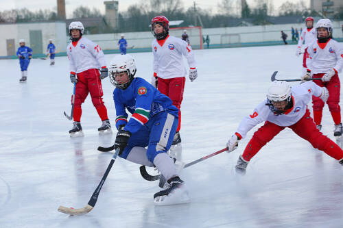 На казанском стадионе «Ракета» проходит турнир по хоккею с мячом «Алга»