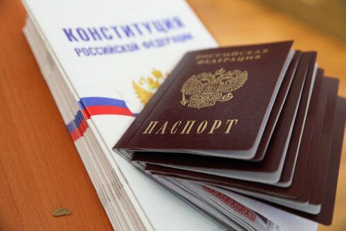 Помощник Раиса РТ Александр Терентьев вручил паспорта юным татарстанцам