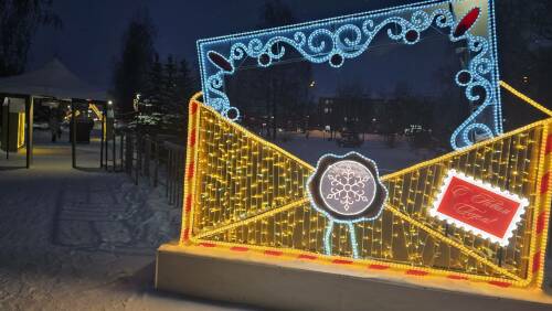 Фотографы «Татар-информа» показывают места столицы Татарстана, где можно зарядиться новогодним настроением и сделать красивые фото и видео с атмосферой самого волшебного праздника в году. В объективе Султана Исхакова — сквер на Комсомольской площади в Дербышках, парк у ДК им. Саид-Галиева и озеро Комсомольское.