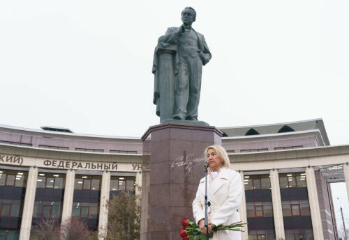 В честь125-летия Салиха Сайдашева в Казани к его памятнику возложили цветы