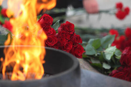 В День героев Отечества к Вечному огню в Казани возложили цветы и венки