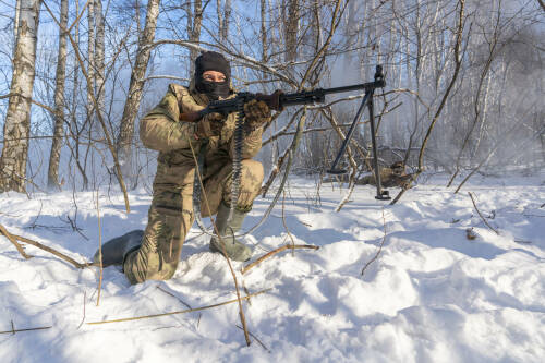 Перед отправкой на СВО контрактники проходят обучение на курсах от ДОСААФ