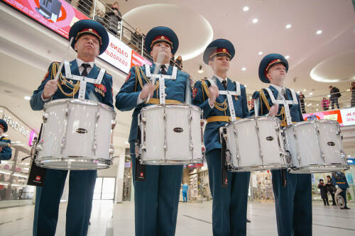 Яркий флешмоб оркестра Росгвардии прошел в казанском ТЦ