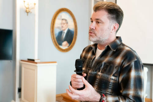 В рамках проекта «Книжный поезд» писатель Олег Рой встретился в Казани с журналистами