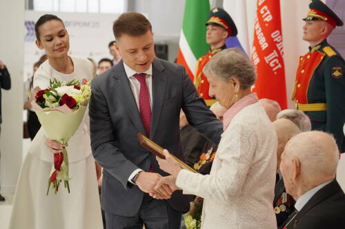 На форуме «ЭНЕРГОПРОМ-2025» ветеранам Татарстана вручили награды Минэнергетики и Минпромторга России