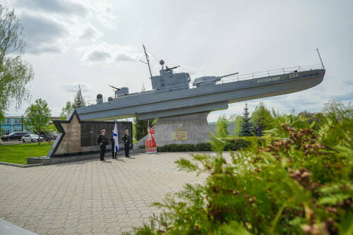 На заводе им. Горького возложили цветы к Вечному огню