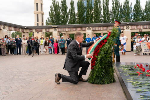В День памяти и скорби в казанском парке Победы возложили цветы к Вечному Огню