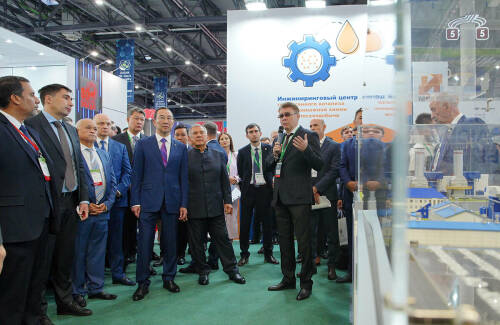 Раис РТ и Глава Якутии открыли Татарстанский нефтегазохимический форум и осмотрели его выставку