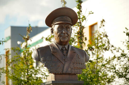 В Казани открыли бюст Махмута Гареева