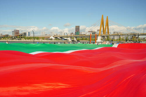 Огромный флаг Татарстана к Дню Республики развернули на Кремлевской набережной