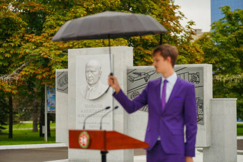 Барельеф бывшему гендиректору КМПО Александру Павлову открыли в Казани