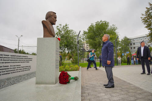 Раис Татарстана открыл в Казани сквер имени Бориса Тихомирова