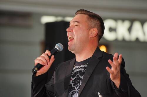 Филюс Кагиров и ансамбль «Мирас» дали концерт на центральной улице Казани