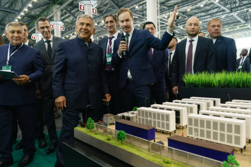 Рустам Минниханов открыл Kazan Digital Week-2025 и осмотрел выставку форума