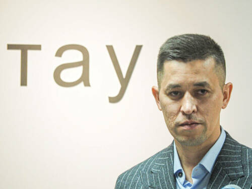 В ГСИ открылась выставка Альфиза Сабирова «Тау»