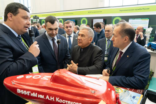 Рустам Минниханов осмотрел стенды выставки «Казань Агро-2026»