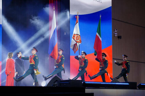 Торжественное мероприятие в честь Дня Защитника Отечества состоялось сегодня в «Казань Экспо». Со всего Татарстана сюда съехались ветераны и участники СВО. Для них подготовили концерт с участием лучших артистов Татарстана. Перед началом торжественной части Раис Татарстана встретился с финалистами программы «Батырлар. Герои Татарстана».