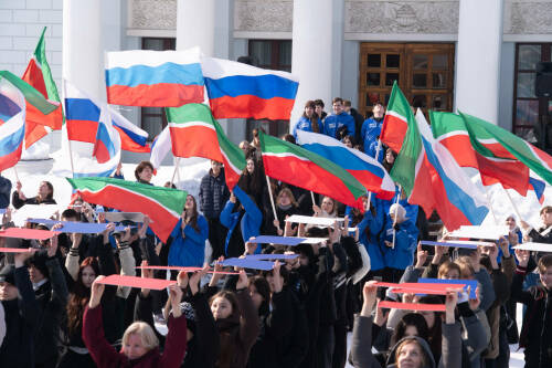 Массовый патриотический флешмоб воссоединения Крыма с Россией прошел в Казани