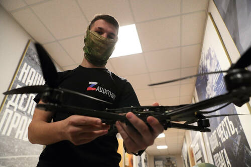 В пункте приёма на службу по контракту рассказали о наборе в беспилотные войска