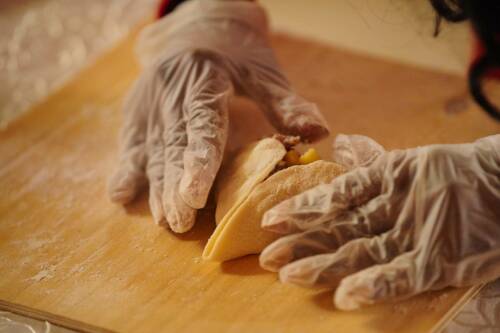 Участницы Первого конкурса красоты БРИКС научились готовить татарские национальные блюда